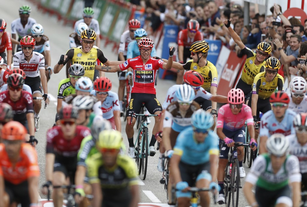 De Sloveense renner Primoz Roglic van Jumbo-Visma viert de eindoverwinning in de Vuelta 2019 met teamgenoten.