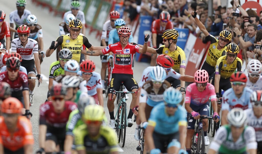 De Sloveense renner Primoz Roglic van Jumbo-Visma viert de eindoverwinning in de Vuelta 2019 met teamgenoten.