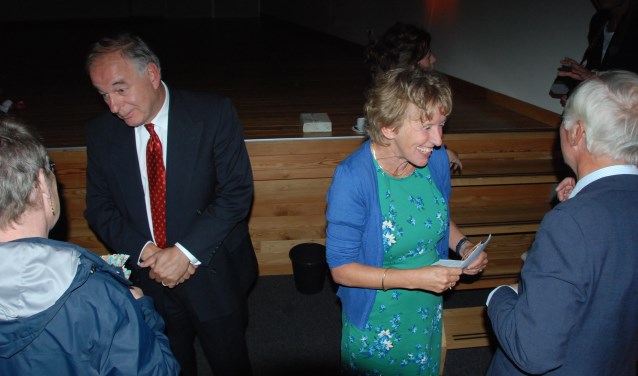 Jos en Pauline Dirven schudden handen tijdens de afscheidsreceptie.