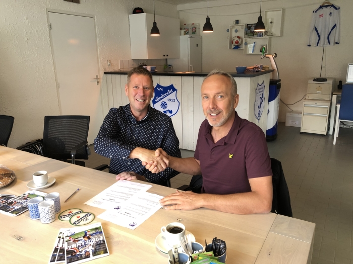 Rechts Cor Volker van Nautic Jobs en links Tony van Hienen, voorzitter sponsorcommissie vvSliedrecht