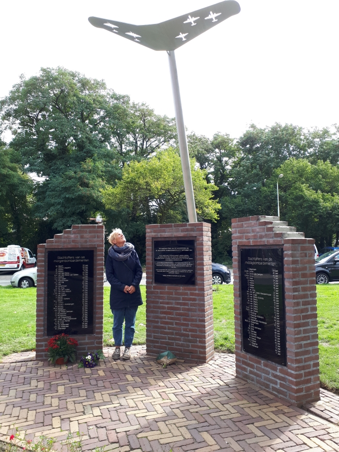 Petra Ossenkoppele bij het monument.