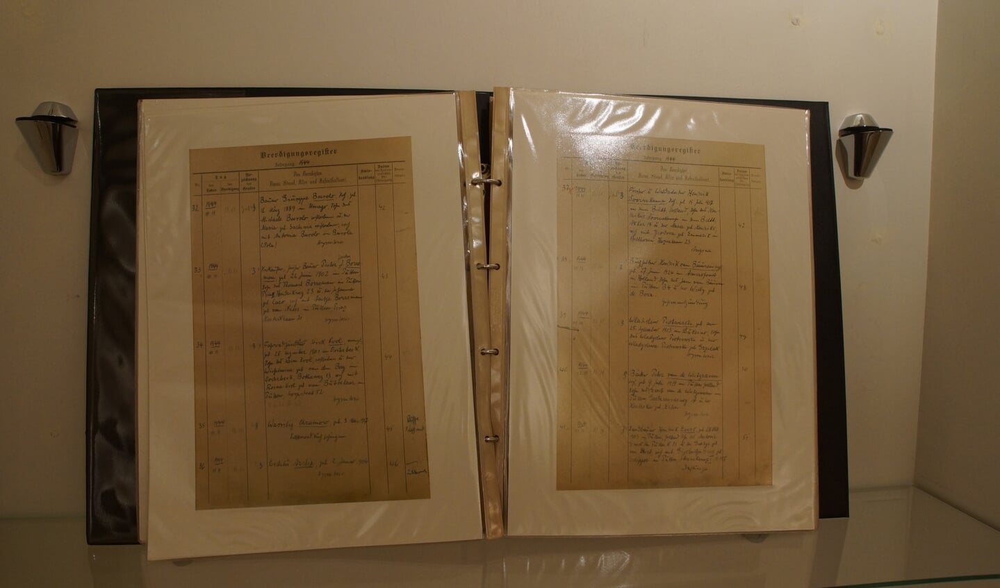 Een kopie van het dodenboek dat pastoor Meijer bijhield ten tijde van de Tweede Wereldoorlog. Dankzij dit document weten veel nabestaanden waar hun overleden dierbare begraven ligt.
