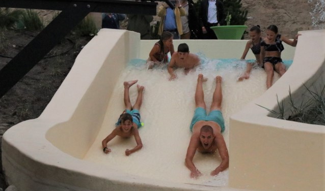 Maarten van der Weijden neemt met enkele schoolkinderen de wildwaterbaan