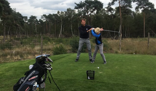 Golf professional Gert Jan Markus geeft naast les aan volwassenen ook tips aan de jeugd.