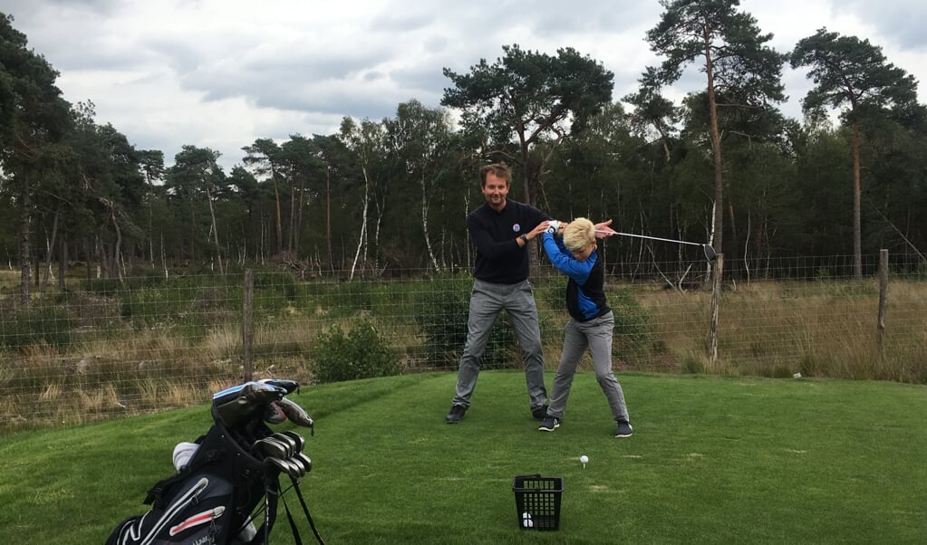 Golf professional Gert Jan Markus geeft naast les aan volwassenen ook tips aan de jeugd.