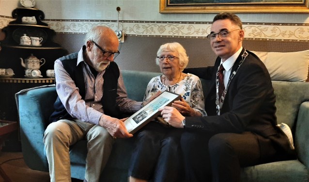Echtpaar Dijkstra met burgemeester Isabella
