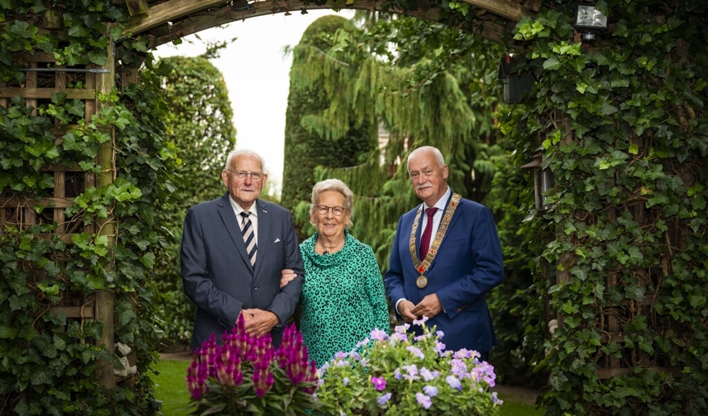 Burgemeester Asje van Dijk feliciteerde het echtpaar dinsdag met zijn zestigjarig huwelijksjubileum.