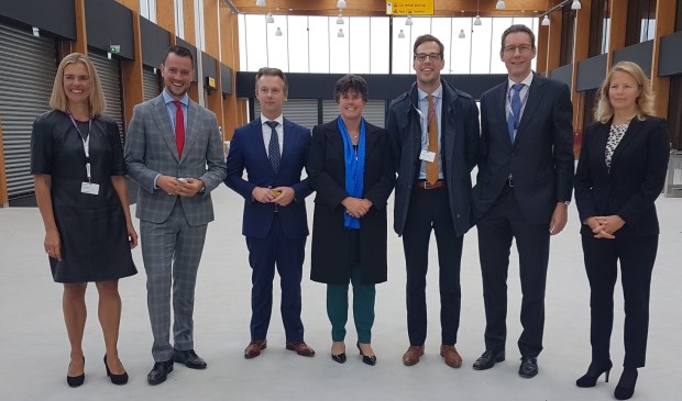 Nelleke van Bezooijen (directiesecretaris Lelystad Airport), Robbert-Jan van Duijn (wethouder Aalsmeer), Gido Oude Kotte (burgemeester Aalsmeer), Ina Adema (burgemeester Lelystad), Jurgen Nobel, wethouder Haarlemmermeer), Tjapko Poppens (burgemeester Amstelveen) en Hanne Buis.