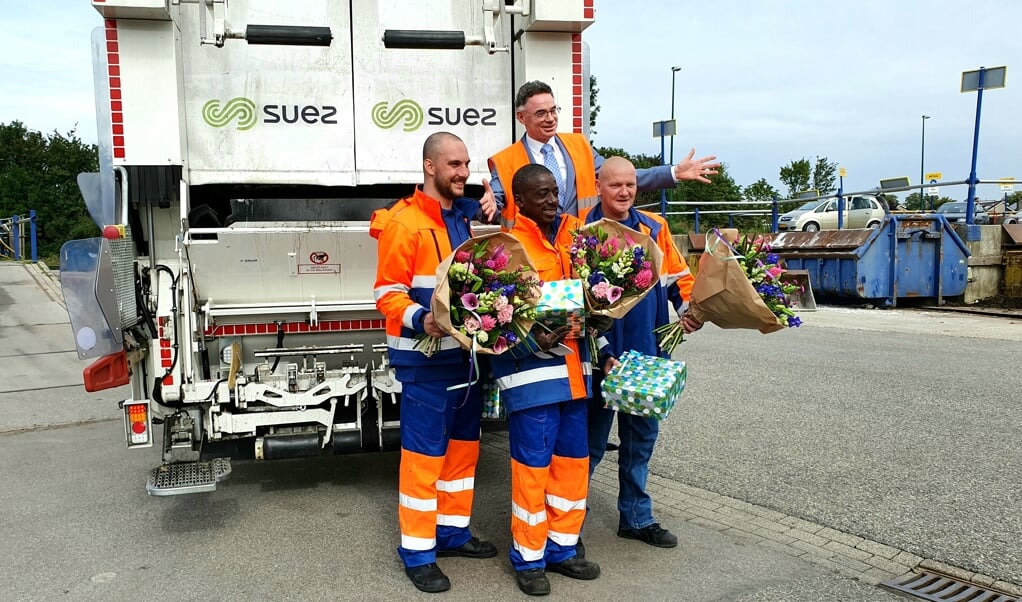 Burgemeester Gilbert Isabella met de drie helden, v.l.n.r Jordi, Julius en Ton.