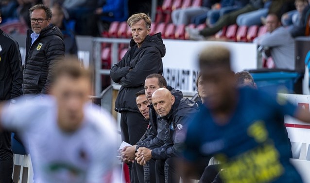 Trainer Andries Jonker van Telstar kijkend naar het voetbal.