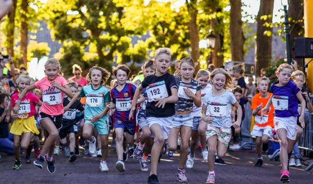Direct na de start van de 1 kilometer Kidsrun wordt er al heel hard gelopen. Kinderen in de leeftijd t/m 8 jaar houden ervan om zo hard mogelijk te lopen.