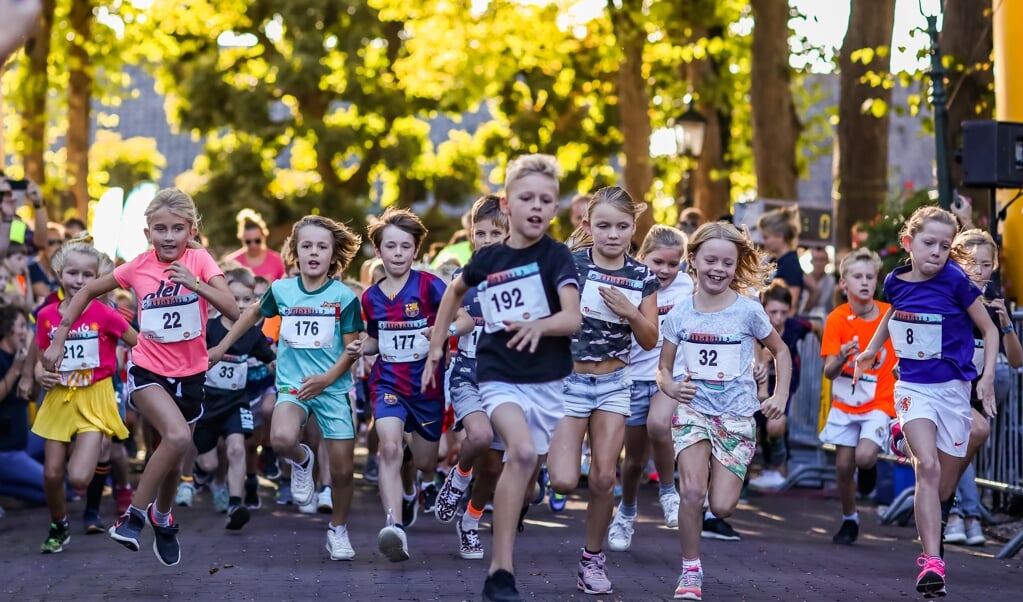 Direct na de start van de 1 kilometer Kidsrun wordt er al heel hard gelopen. Kinderen in de leeftijd t/m 8 jaar houden ervan om zo hard mogelijk te lopen.