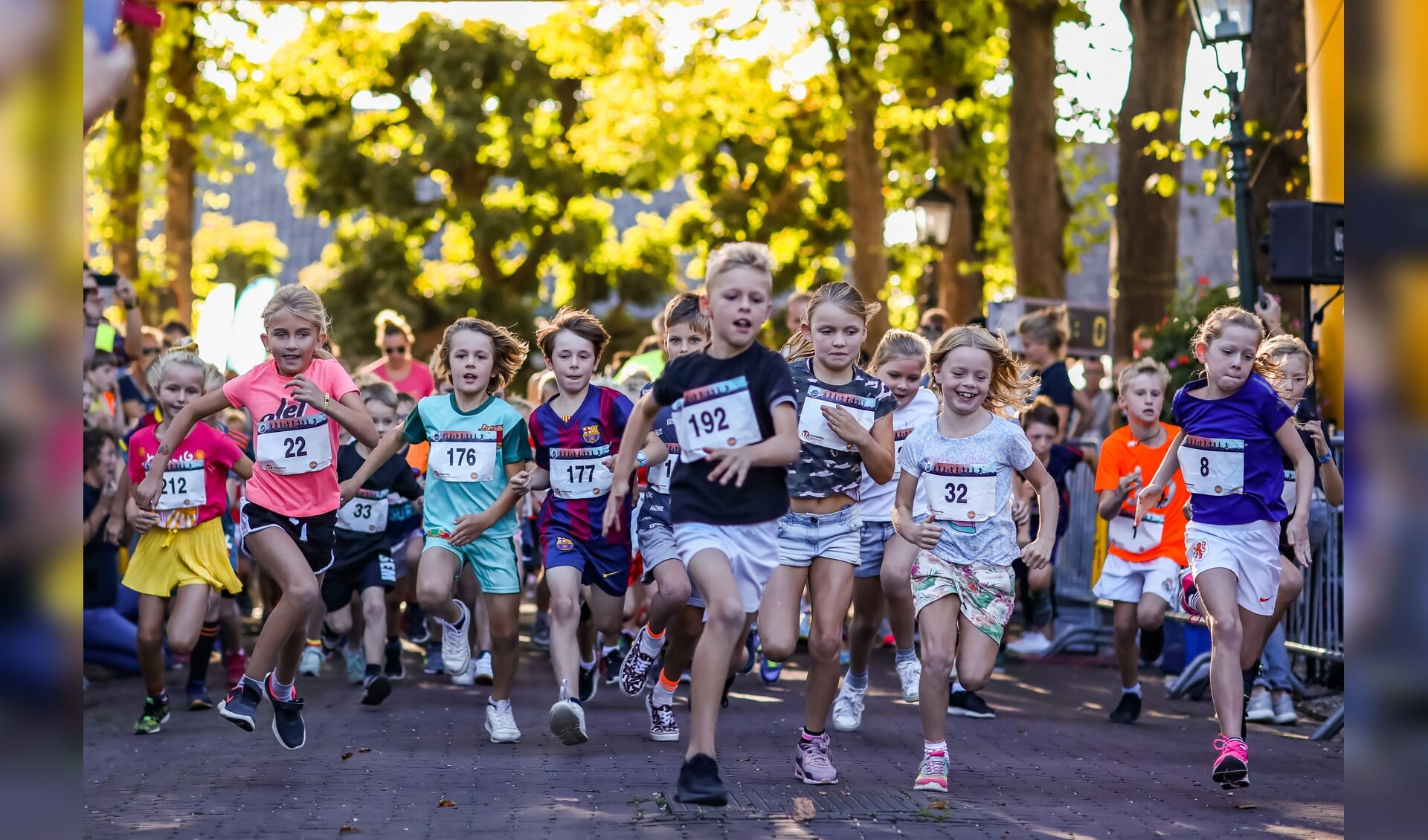 Direct na de start van de 1 kilometer Kidsrun wordt er al heel hard gelopen. Kinderen in de leeftijd t/m 8 jaar houden ervan om zo hard mogelijk te lopen.