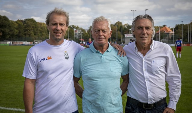 Bij de wedstrijd bij de Koninklijke HFC voetbalwedstrijd in Haarlem Joop Rocklins (L) Gerrit Peijs en Jaap Spee.