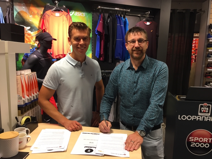 Roy van der Geest (Directeur Sport 2000) en Marco van Leersum (Voorzitter VHZ) tekenen de contracten in de Sport 2000 winkel in winkelcentrum De Symfonie. Foto: VHZ.