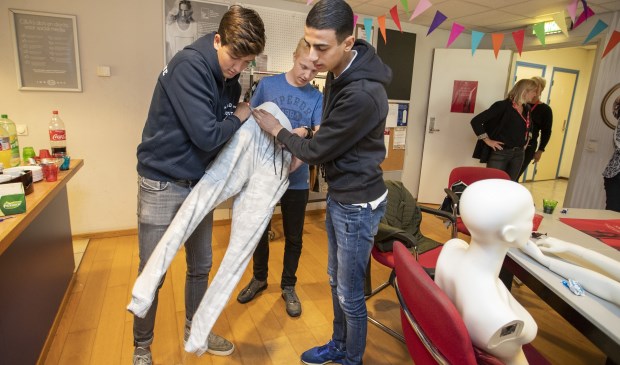 Nova College leerlingen detailhandel bezoeken het Kruidvat, Perry Sport, WE en de C&A