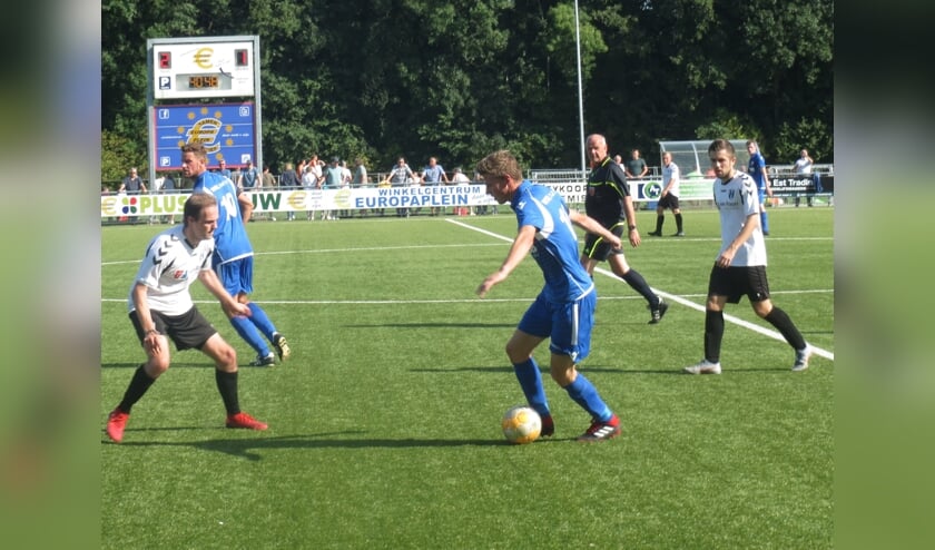 Danny van den Bout namens Hardinxveld aan de bal tegen Asperen