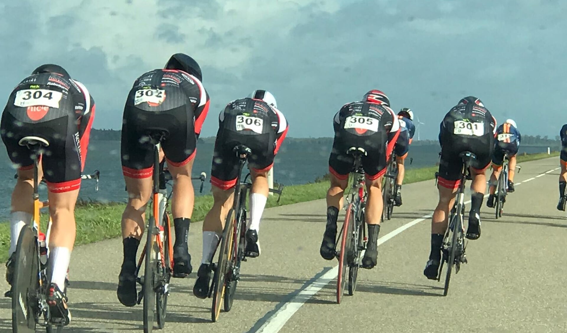 Renners van WTC De Amstel in actie tijdens de Nederlandse clubkampioenschappen.