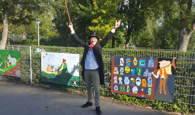 Directeur Jan Bot als Willy Wonka onthulde de fraaie schilderwerken van de kinderen
