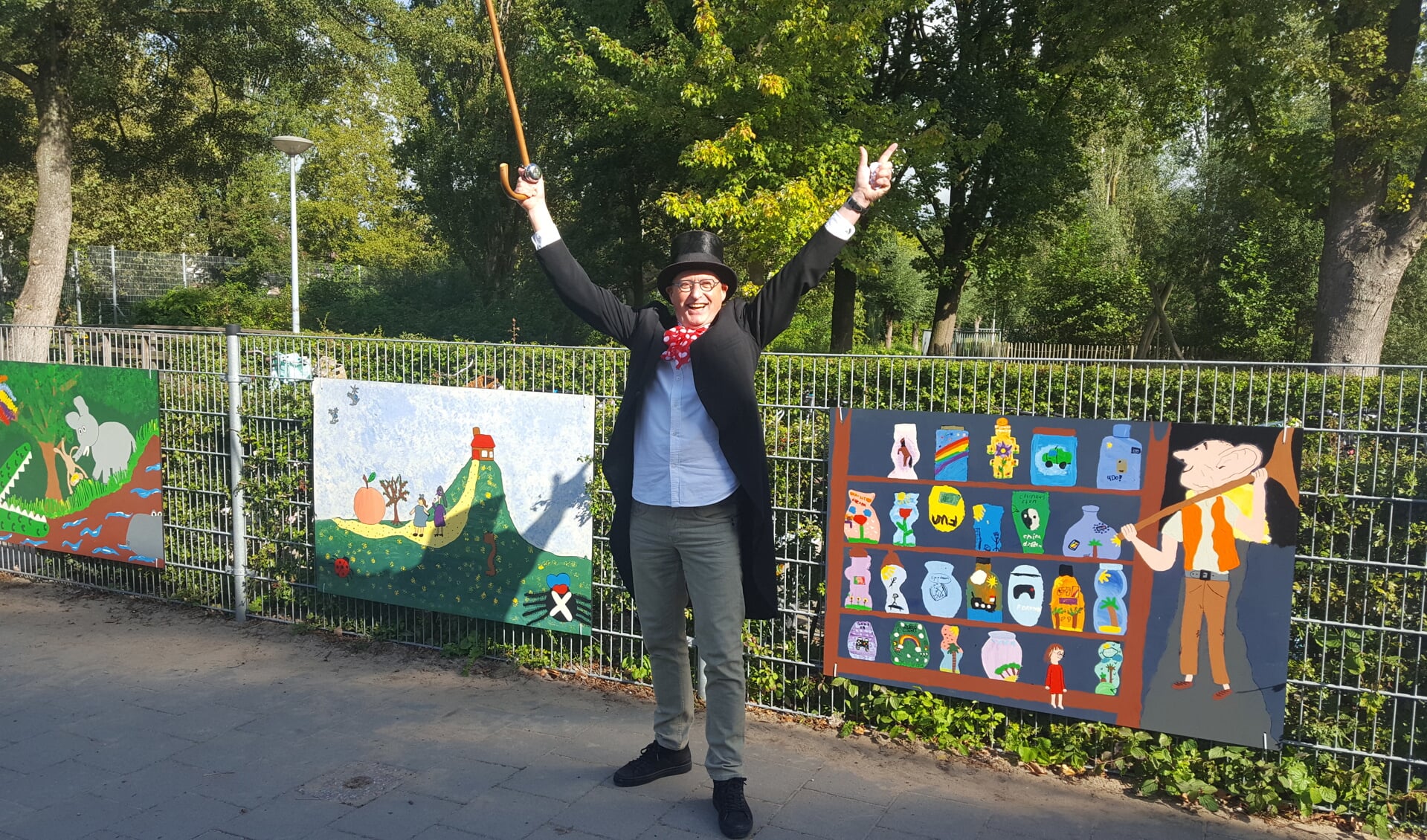 Directeur Jan Bot als Willy Wonka onthulde de fraaie schilderwerken van de kinderen 