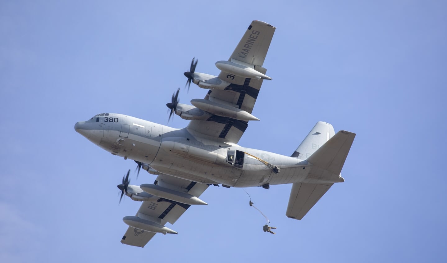 USMC KC-130J tijdens droppingen boven Ginkelse heide
