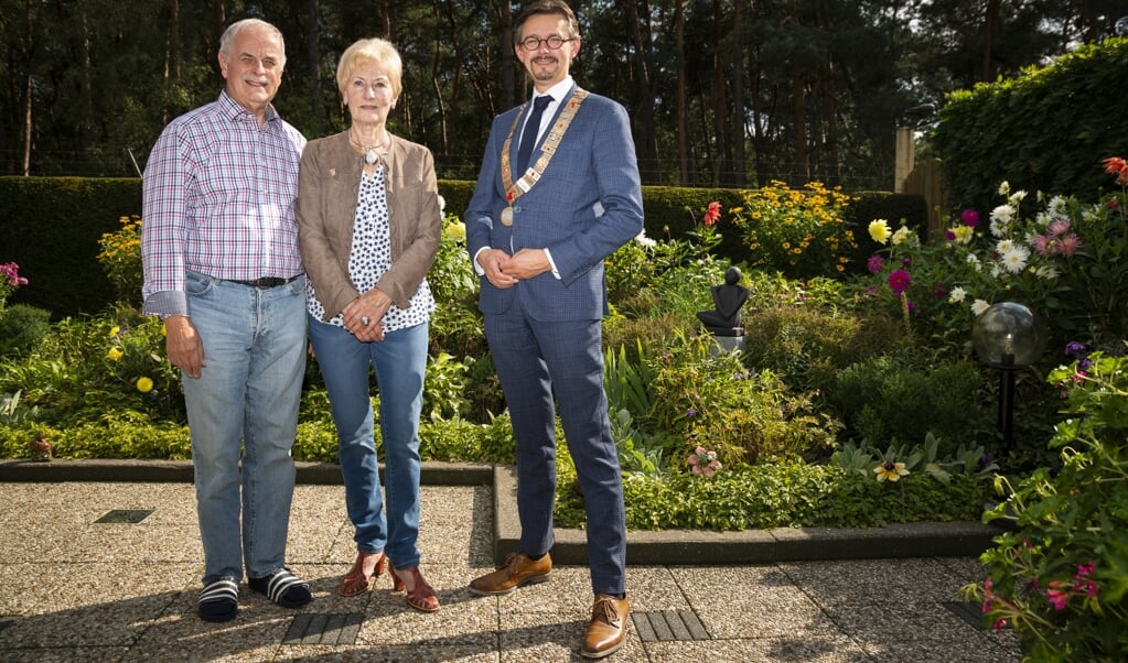 Wethouder André van de Burgwal (rechts) feliciteerde Ed en Tiny Wilke-Elshorst met hun zestigjarige huwelijk.