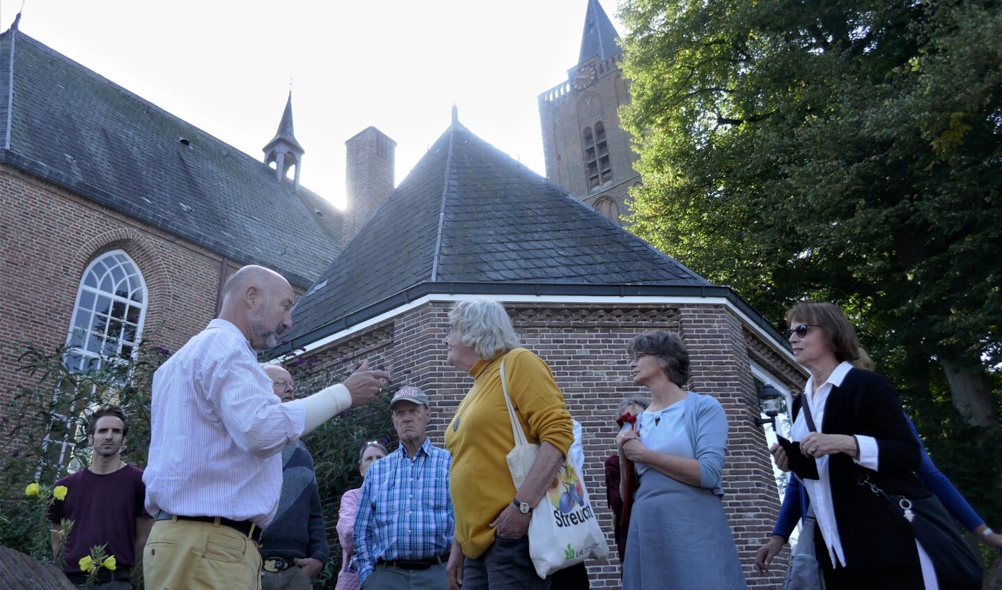 Soester historicus Hans Kruiswijk vertelt rondom de Oude Kerk over haar verhalen sinds 1350.