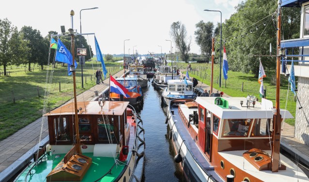 De sleepboten gaan zondag 8 september weer huiswaarts door de Arkersluis.
