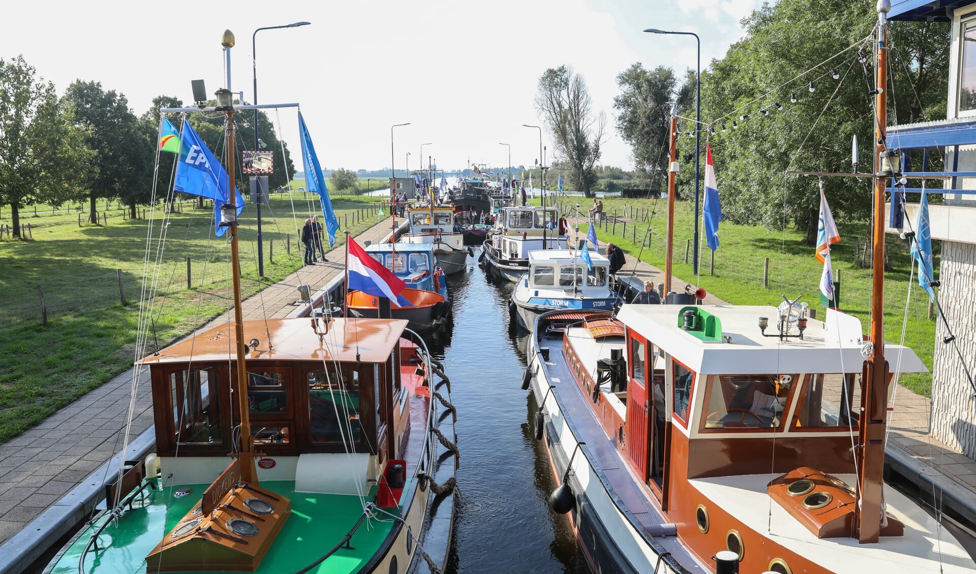 De sleepboten gaan zondag 8 september weer huiswaarts door de Arkersluis.