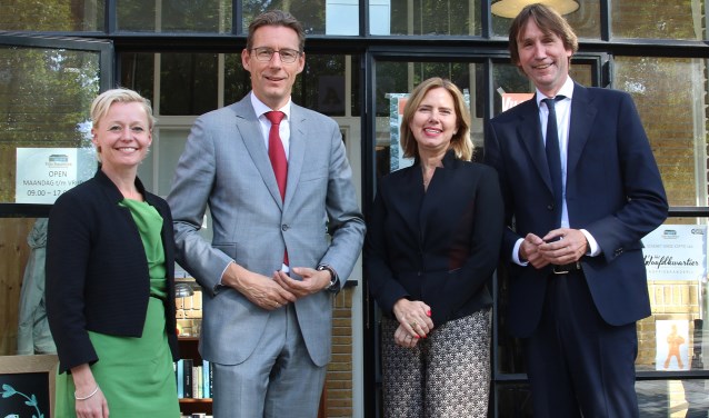 Vlnr: wethouder Floor Gordon, burgemeester Tjapko Poppens, minister Cora van Nieuwenhuizen en wethouder Herbert Raat.