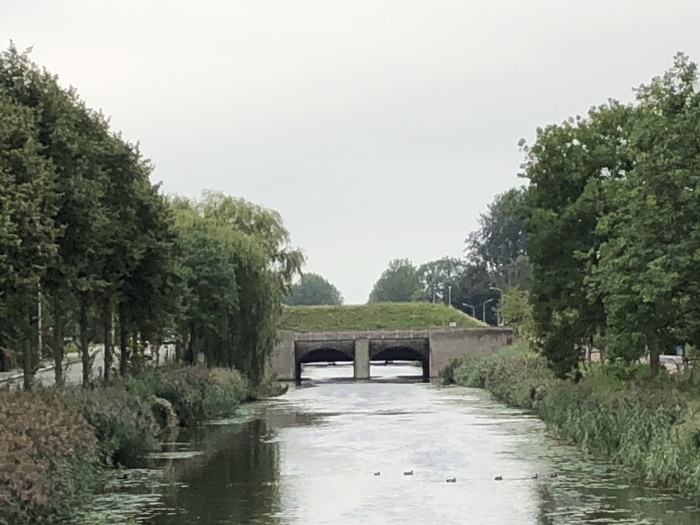 Hoofdvaart omgeven door het openbaar groen