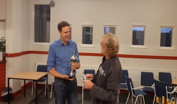 Competitie-indeler Sjoerd de Rave (rechts) huldigt clubkampioen Martijn Pauw.