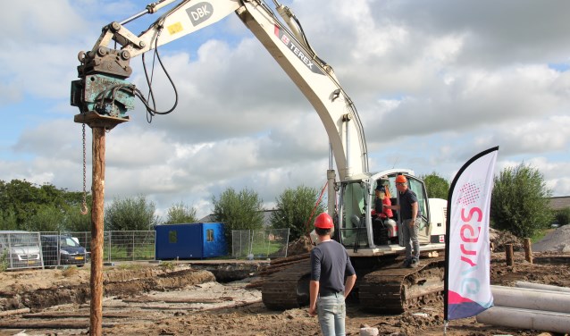 Bestuurder Lizanne Lanser slaat een paal in de grond en geeft hiermee het startsein voor nieuwbouw Landsinghof.