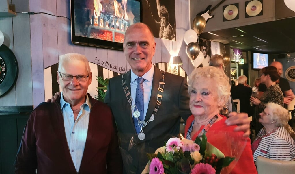 Wethouder Kees van Dalen feliciteerde Wim en Adriana van Ommeren - Boers met hun diamanten huwelijk