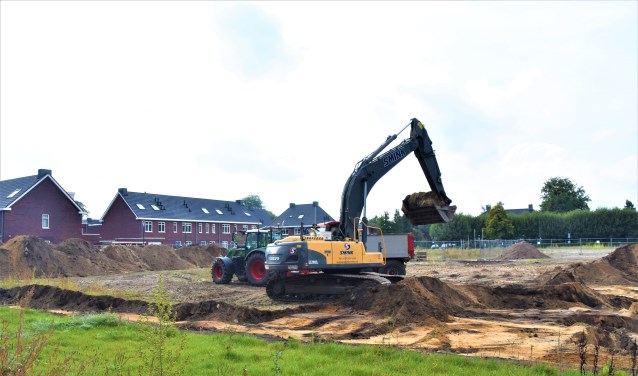 Met graafmachines werd begonnen aan de bouw van Den Bergh.