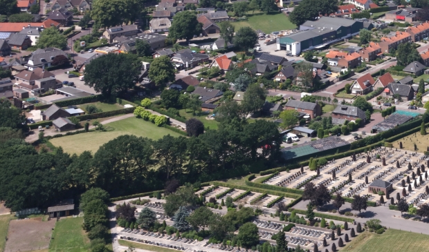 <p>Luchtfoto uit juni 2019 van het terrein waar de woningen worden gebouwd. Inmiddels is de bedrijfsbebouwing gesloopt.</p>