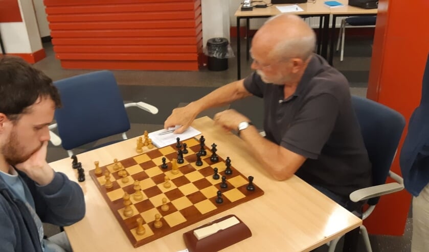 Sake van der Schaaf (rechts) redde het niet tegen Tom Nijenhuis.