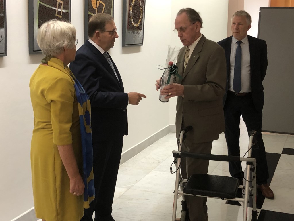 Oud-wethouder Nico Gerritsen mocht veel cadeaus in ontvangst nemen