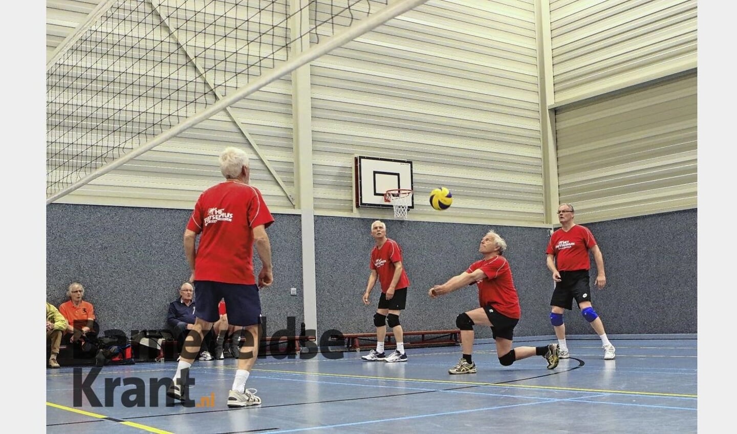 Deelnemers Sport-overdag in actie tijdens het BDU-volleybaltoernooi. 