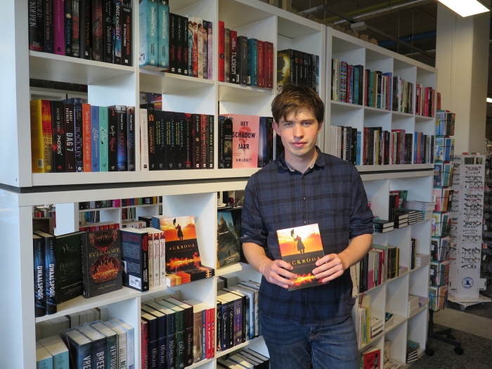Miel Kanneworff staat in boekhandel StevenJonge