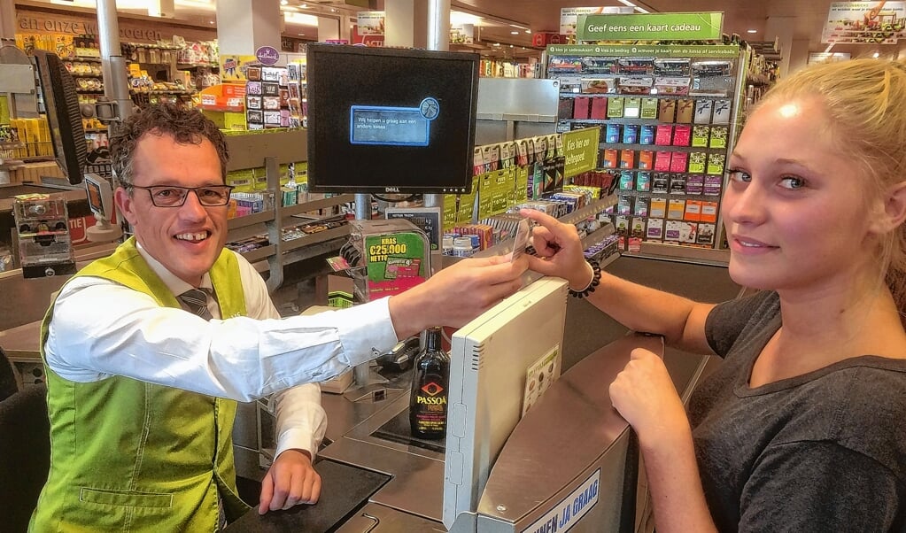 Archieffoto uit 2016: Wethouder Hans van Daalen start in supermarkt Plus in Barneveld de campagne NIX zonder ID.