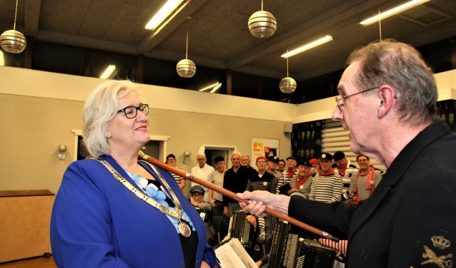 Burgemeester Schuurmans wordt geïnstalleerd.