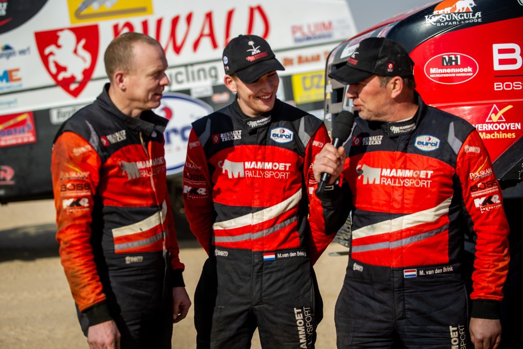 Wouter de Graaff (links), Mitchel van den Brink en Martin van den Brink tijdens de presentatie voor de start van de etappe.