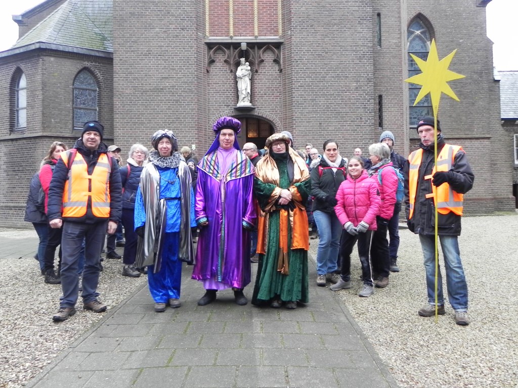 De 3 koningen gaan de wandelgroep bestaande uit 120 mensen en 3 honden voor.