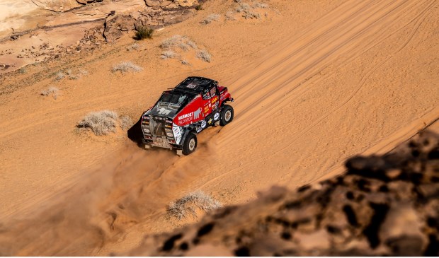 Martin van den Brink is bij het ingaan van de rustdag twaalfde in de Dakar Rally.