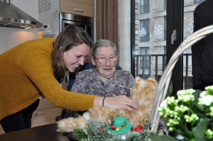 Een bewoonster van Parkzicht bewondert de poes