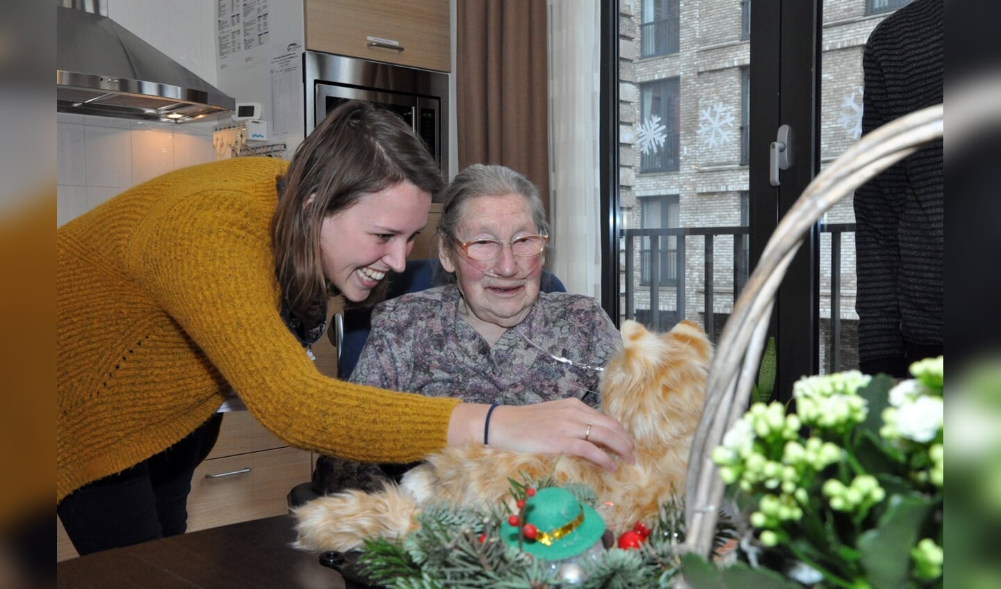 Een bewoonster van Parkzicht bewondert de poes