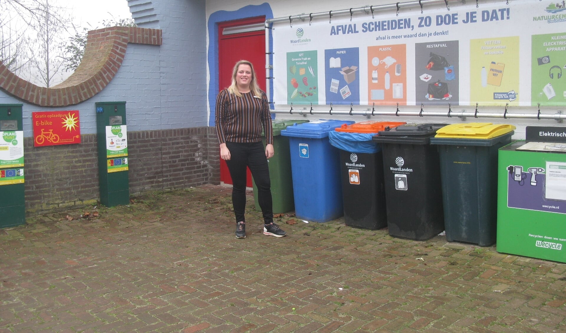Operationeel manager Nathalie van den Bosch bij de afvalstraat van het Natuurcentrum.
