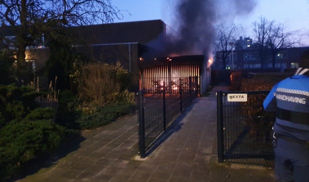 Rond 17.00 uur vatte de stalling voor de eerste keer vlam.