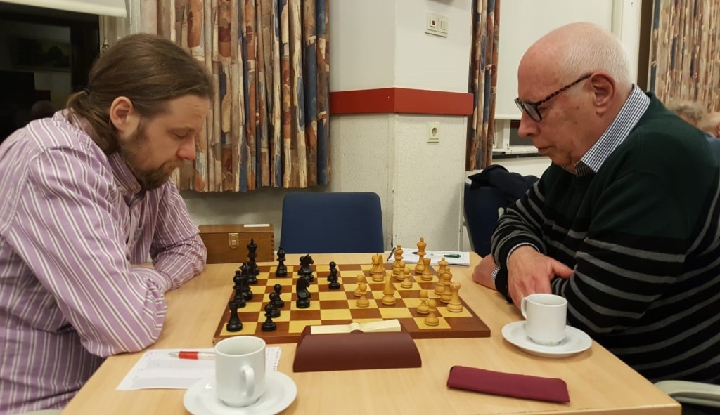 John Riksen (rechts) redde het niet tegen de kampioen.